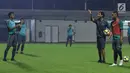Pelatih Timnas Indonesia U-23, Luis Milla (kedua kanan) memberi arahan saat latihan di Lapangan B Kompleks GBK, Jakarta, Rabu (30/5). Timnas Indonesia U-23 akan melakoni uji coba melawan Thailand U-23, 31 Mei dan 3 Juni. (Liputan6.com/Helmi Fithriansyah)