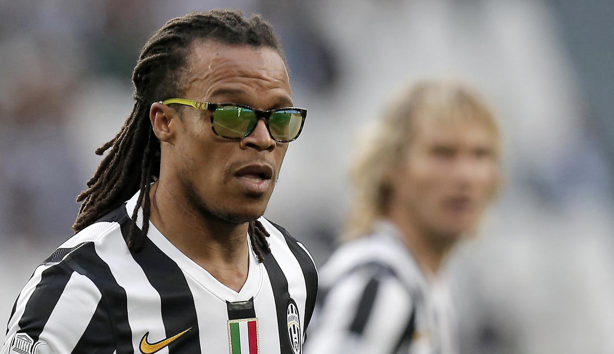 Edgar Davids (Kacamata) - Pria asal Belanda ini merupakan salah satu pemain yang terkenal nyentrik dengan kacamatanya. Penyakit Glukoma yang menyerang syaraf mata menjadi alasan Davids menggunakan kacamata. (Foto:AFP/Marco Bertorello)