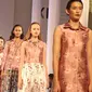 Fashion Nation 2018 kembali di hari ke 11, menghadirkan kolaborasi antara Tities Sapoetra dan LT Pro, label kosmetik meluncurkan koleksi Malako.