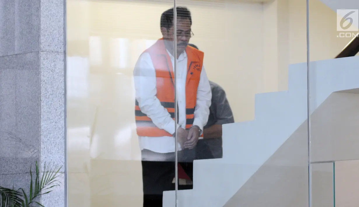 Gubernur Kepulauan Riau nonaktif Nurdin Basirun bersiap menjalani pemeriksaan di Gedung KPK, Jakarta, Selasa (13/8/2019). Nurdin Basirun diperiksa sebagai saksi untuk tersangka pengusaha Abu Bakar terkait suap izin lokasi rencana reklamasi di wilayah Kepulauan Riau. (merdeka.com/Dwi Narwoko)