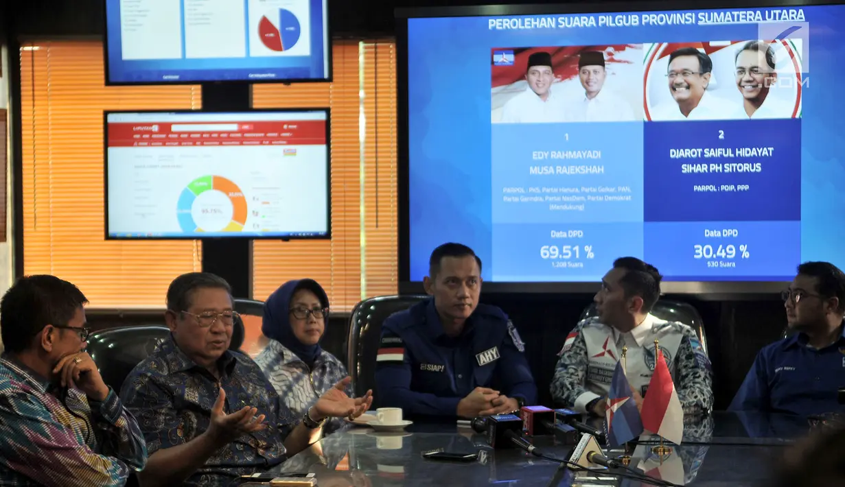 Ketua Umum Partai Demokrat SBY, Sekjen Hinca Panjaitan, Agus Harimurti, Edhie Baskoro dan pengurus DPP Partai Demokrat saat memantau hasil quick count Pilkada Serentak 2018 di Wisma Proklamasi, Jakarta, Rabu (27/6). (Merdeka.com/Iqbal S. Nugroho)