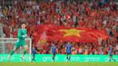 Suporter Timnas Vietnam U-22 mengibarkan bendera besar saat melawan Thailand U-22 pada final cabang olahraga sepak bola putra SEA Games 2025 yang berlangsung di Stadion Rajamangala, Bangkok, Thailand, Kamis (18/12/2025). (Bola.com/Bagaskara Lazuardi)