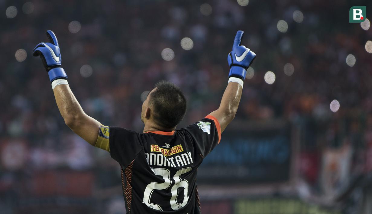Kiper Persija Jakarta, Andritany Ardhiyasa, merayakan kemenangan atas Barito Putera pada laga Liga 1 di Stadion Patriot, Jawa Barat, Selasa (30/10). Persija menang 3-0 atas Barito. (Bola.com/Vitalis Yogi Trisna)