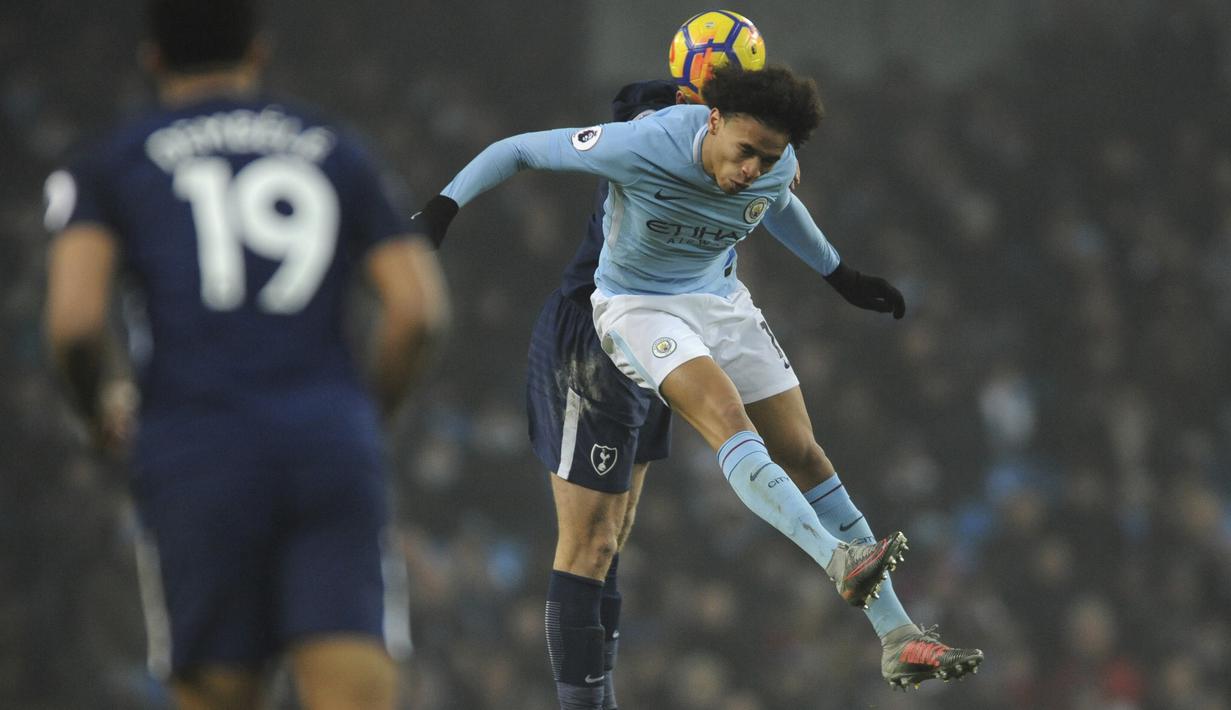 Aksi pemain Manchester City, Leroy Sane melakukan duel dengan pemain Tottenham pada lanjutan Premier League di Etihad Stadium, Manchester, (16/12/2017). Manchester City menang 4-1. (AP/Rui Vieira)