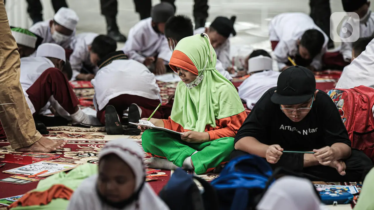 Antusiasme Siswa SD Naik Kereta di Hari Anak Nasional
