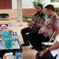 Anggota DPR Abdul Wahid (kanan atas) berdialog dengan karyawan PT Tabung Haji Indo Plantation di Indragiri Hilir. (Liputan6.com/M Syukur)