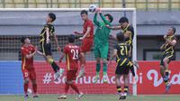 Kiper Timnas Vietnam U-19, Cao Van Binh berusaha mengahalau bola&nbsp;pada laga semifinal Piala AFF U-19 2022 melawan Timnas Malaysia U-19 yang berlangsung di Stadion Patriot Candrabhaga, Bekasi, Rabu (13/07/2022). (Bola.com/M Iqbal Ichsan)