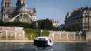 Flying Taxi Sea Bubble berjalan di atas air sungai Seine saat melakukan demonstrasi di Paris, Prancis (20/5). Sea Bubble merupakan kendaraan air yang mirip dalam film sci-fi. (AFP Photo/Lionel Bonaventure)