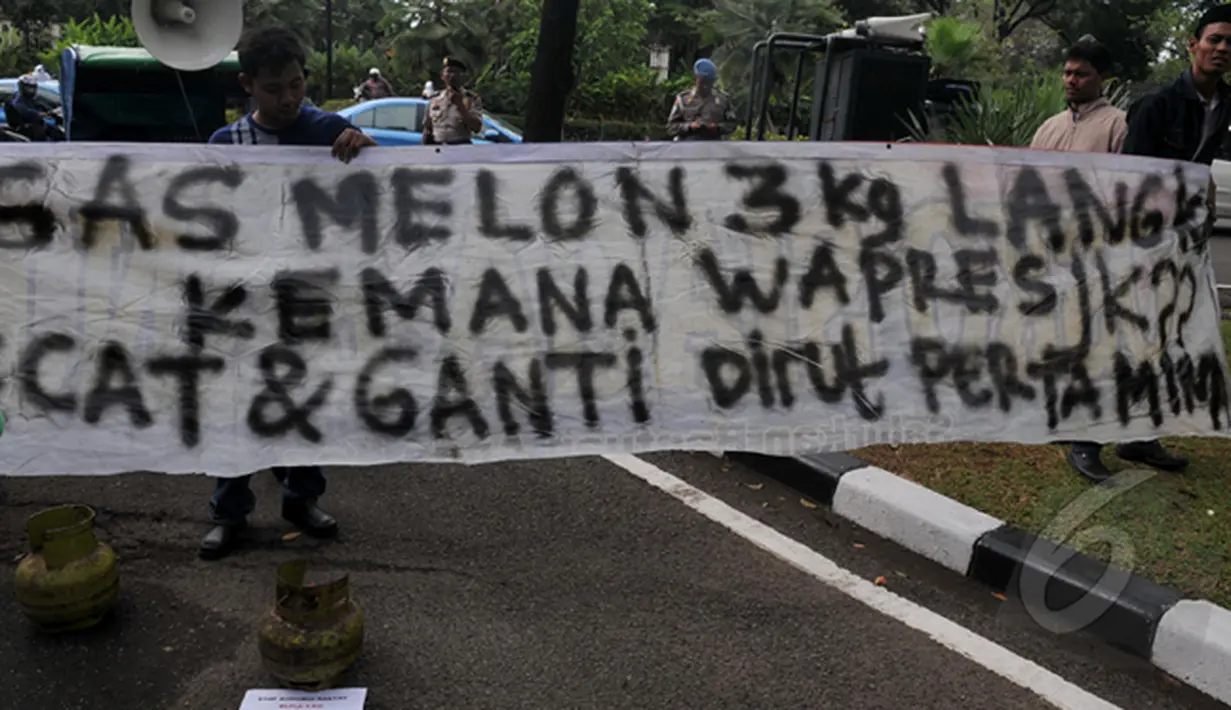 Puluhan orang membawa spanduk saat melakukan aksi di depan Istana Wakil Presiden, Jakarta, Selasa (3/3/2015). Dalam aksinya mereka menuntut Wapres Jusuf Kalla untuk menstabilkan harga elpiji 3kg. (Liputan6.com/Johan Tallo)