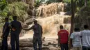 Petugas berada di lokasi air terjun Kintampo, Ghana (21/3). Air terjun ini merupakan lokasi wisata populer bagi warga Ghana, terutama para pelajar untuk menghabiskan waktu akhir pekan. (AFP Photo / Cristina Aldehuela)