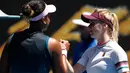 Petenis Jepang, Naomi Osaka berjabat tangan dengan Elina Svitolina dari Ukraina setelah pertandingan perempat final Australia Terbuka 2019 di Melbourne, Rabu (23/1). Naomi Osaka mengamankan satu tiket semifinal setelah menang 6-4, 6-1. (DAVID GRAY / AFP)