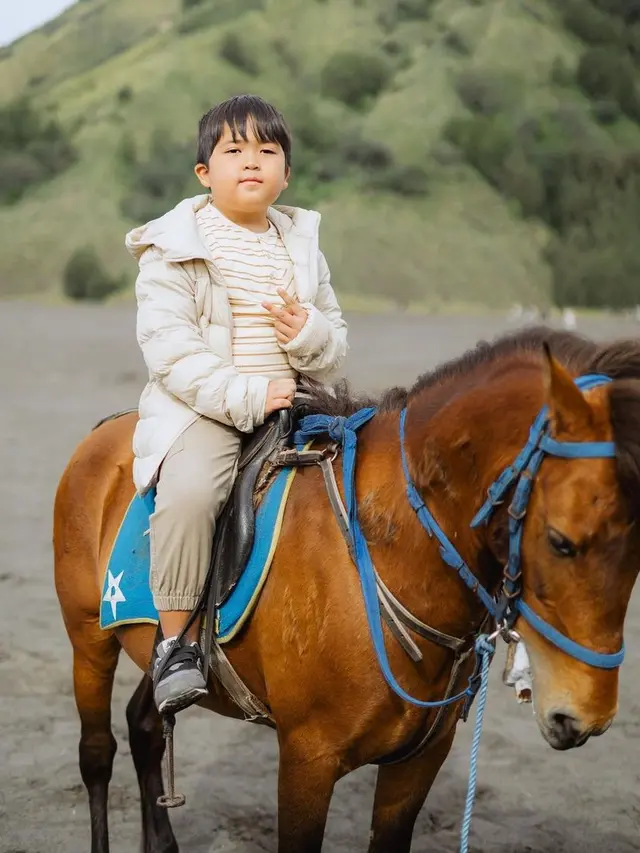 9 Potret Gaya Kompak Ririe Fairus dan Dua Anaknya Saat Liburan ke Bromo