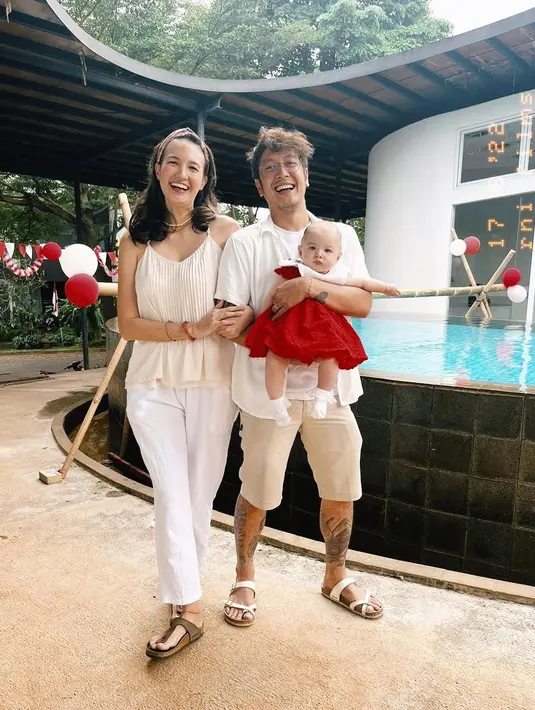 Pasangan selebriti Nadine Chandrawinata dan Dimas Anggara tampil berbeda di momen kemerdekaan kali ini. Keduanya tampil bersama sang buah hati, Djiwa, mengenakan baju nuansa merah dan putih. (Instagram/nadinelist).