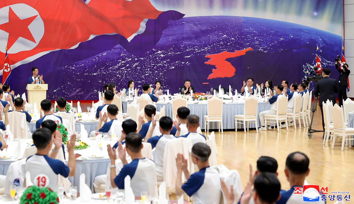 Pyongyang - Korea Utara mengklaim telah berhasil meluncurkan satelit mata-mata ke luar angkasa. Ini merupakan satelit mata-mata pertama Korea Utara. (Korean Central News Agency/Korea News Service via AP)