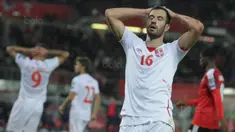 Gelandang Serbia, Luka Milvojevic, tampak kecewa usai kebobolan dari Austria pada laga kualifikasi Piala Dunia 2018 di Stadion Ernst Happe, Wina, Jumat (6/10/2017). Austria menang 3-2 atas Serbia. (Bola.com/Reza Khomaini)