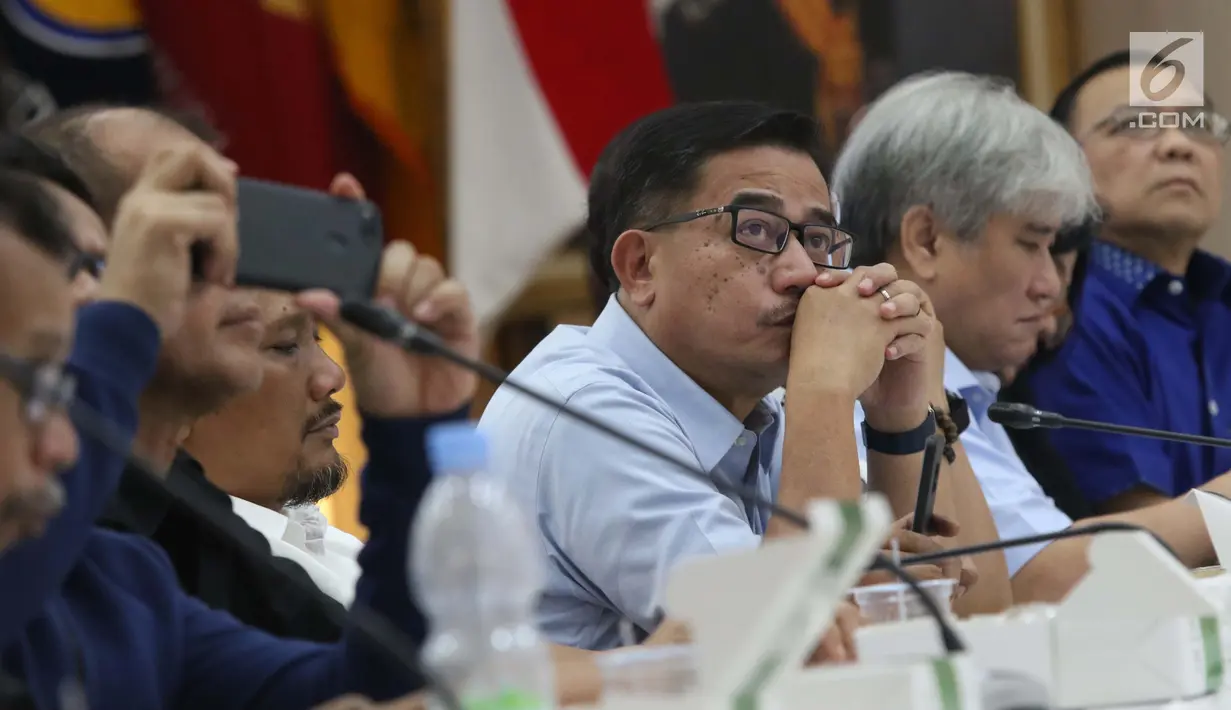 Direktur relawan BPN 02, Fery Mursyidan Baldan saat mengikuti rapat persiapan debat Capres/Cawapres Pemilu 2019 di Gedung KPU, Jakarta, Selasa (26/2). Rapat berlangsung tertutup dan dihadiri kedua tim pemenangan paslon. (Liputan6.com/Helmi Fithriansyah)