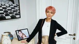 Dengan rambut super pendek bergaya pixie cut, wanita kelahiran Bandung tanggal 16 Januari 1984 ini juga pernah mengecat rambutnya dengan warna merah muda. Rina Nose berpose anggun saat difotokan oleh suami. Warna rambutnya yang satu ini juga terlihat cocok untuknya. (Liputan6.com/IG/@rinanose16)