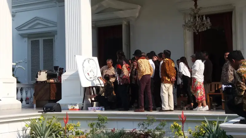 Preside Jokowi melukis di hadapan para budayawan di Istana Merdeka. (Liputan6.com/Hanz Jimenez)