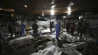 Warga Palestina korban ledakan di Al-Ahli Arabi Baptist hospital atau RS Al-Ahli Arabi Baptist. (Abed Khaled/ AP)