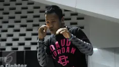 Petinju Indonesia, Daud Yordan melakukan pemanasan jelang berlatih di sasana Pertina, Jakarta, Rabu (3/2/2016). Daud akan melawan Yoshitaka Kato dalam laga kelas ringan WBO "Road to the World Champions", Jumat (5/2). (Liputan6.com/Helmi Fithriansyah)