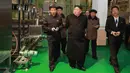 Pemimpin Korea Utara Kim Jong-un meninjau pabrik Samjiyon Potato Farina di Samjiyon, Kamis (4/4). Tahun lalu Kim Jong-un mengunjungi pabrik kentang saat kunjungan 19 harinya ke Samjiyon County di Provinsi Ryanggang yang berbatasan dengan China. (AFP Photo/KCNA VIA KNS)