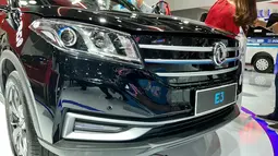 Fascia depan E3 memiliki paras wajah layaknya mobil konvensional. Grill tertutup dengan tiga garis yang diberikan imbuhan berwarna bitu untuk menandakan bahwa ia merupakan sebuah mobil listrik. Bagian bumper tertanam sensor parkir serta Daytime Running Light (DRL). Lampu depan mobil ini belum menggunakan teknologi terkini. Lampu utamanya menggunakan bohlam halogen yang dilengkapi dengan projector yang terdapat cincin berkelir biru. Lampu sisi dalam menjadi tempat lampu senja dan lampu high beam. Keduanya juga hanya memakain bohlam halogen.