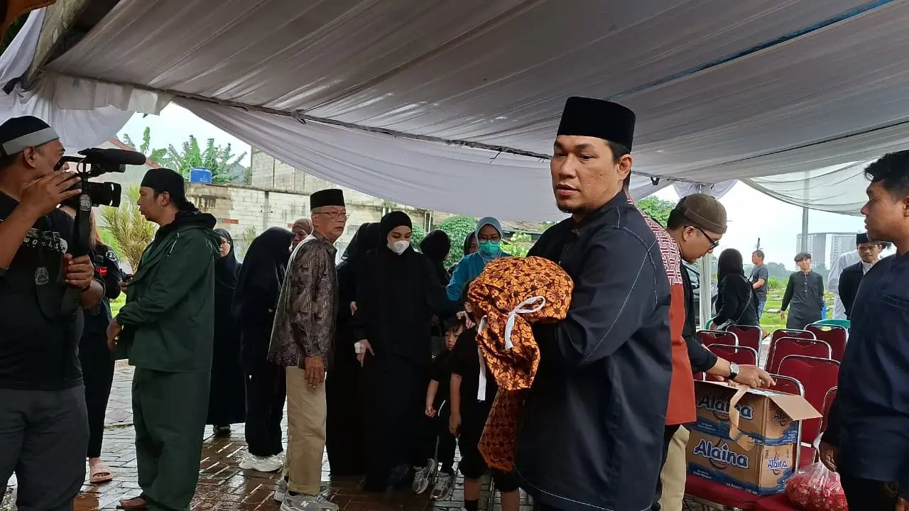 Pemakaman bayi Rizal Armada. (M Altaf Jauhar/ Liputan6.com)