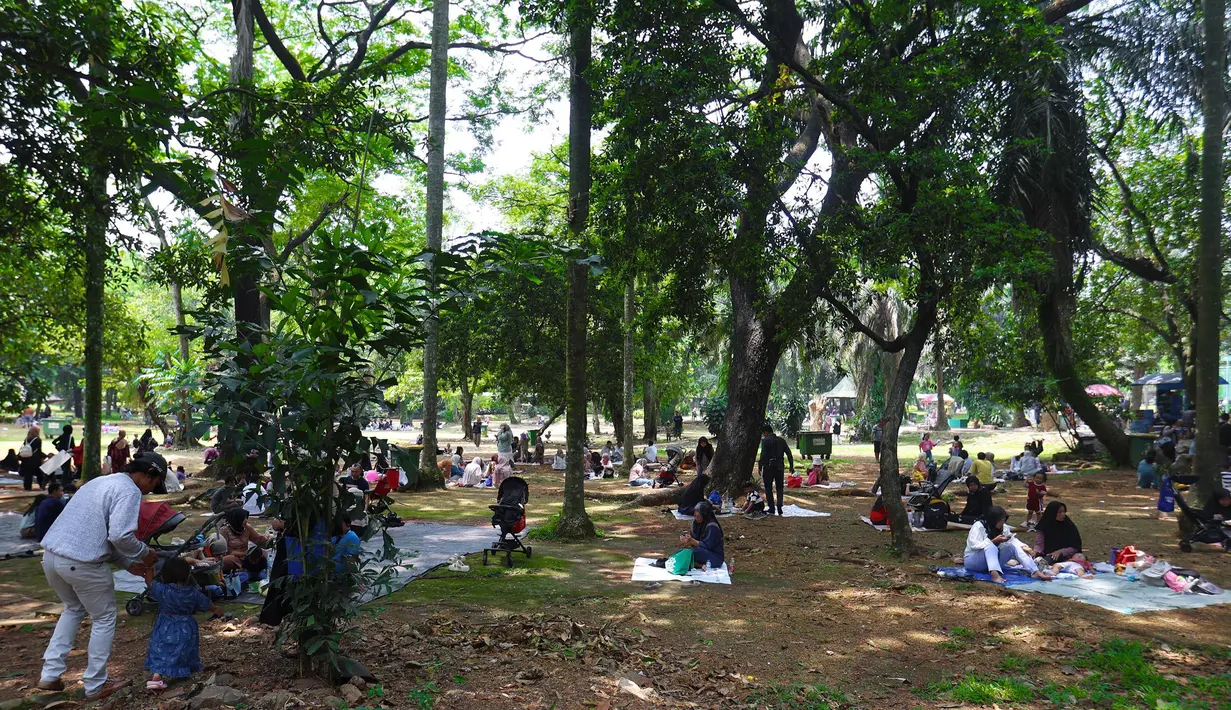 Hingga pukul 12.44 WIB jumlah pengunjung Taman Margasatwa Ragunan, Jakarta, sudah menembus 13.262 orang. (Kapanlagi.com/Budy Santoso)