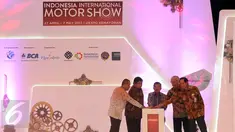 Wakil Presiden, Jusuf Kalla (tengah) bersama dua menteri menekan tombol tanda dibukanya Indonesia Internasional Motor Show (IIMS) 2017 di Jakarta, Kamis (27/4). IIMS 2017 akan berlangsung hingga 7 Mei 2017. (Liputan6.com/Helmi Fithriansyah)