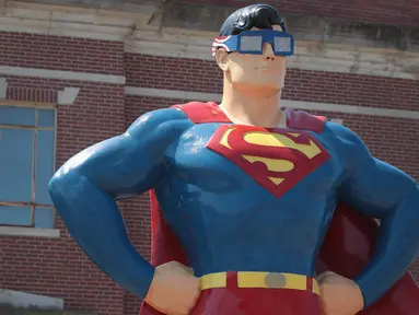 Patung Superman setinggi 15 kaki memakai kacamata gerhana matahari di Metropolis, Illinois (18/8). Gerhana Matahari Total akan melintasi kota Metropolis di Southern Illinois. (Scott Olson / Getty Images / AFP)