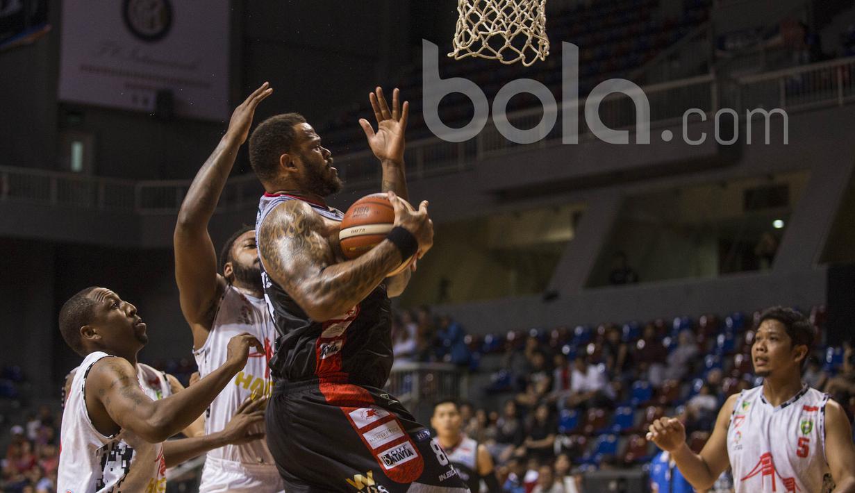 Pebasket Aspac, Henderson Pierre, berusaha melewati hadangan pebasket Hang Tuah, Andre Smith, pada laga IBL 2017 di Britama Arena, Jakarta, Sabtu (18/2/2017). Aspac menang 72-62. (Bola.com/Vitalis Yogi Trisna)