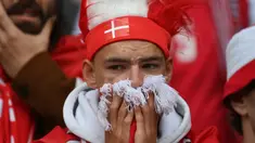 Teriakan dukungan semangat sekejap berubah menjadi raut sedih dan cemas dari pendukung Denmark ketika dikejutkan dengan insiden Christian Eriksen yang tiba-tiba jatuh tak sadarkan diri pada menit ke-43. (Foto: AFP/Pool/onathan Nackstrand)