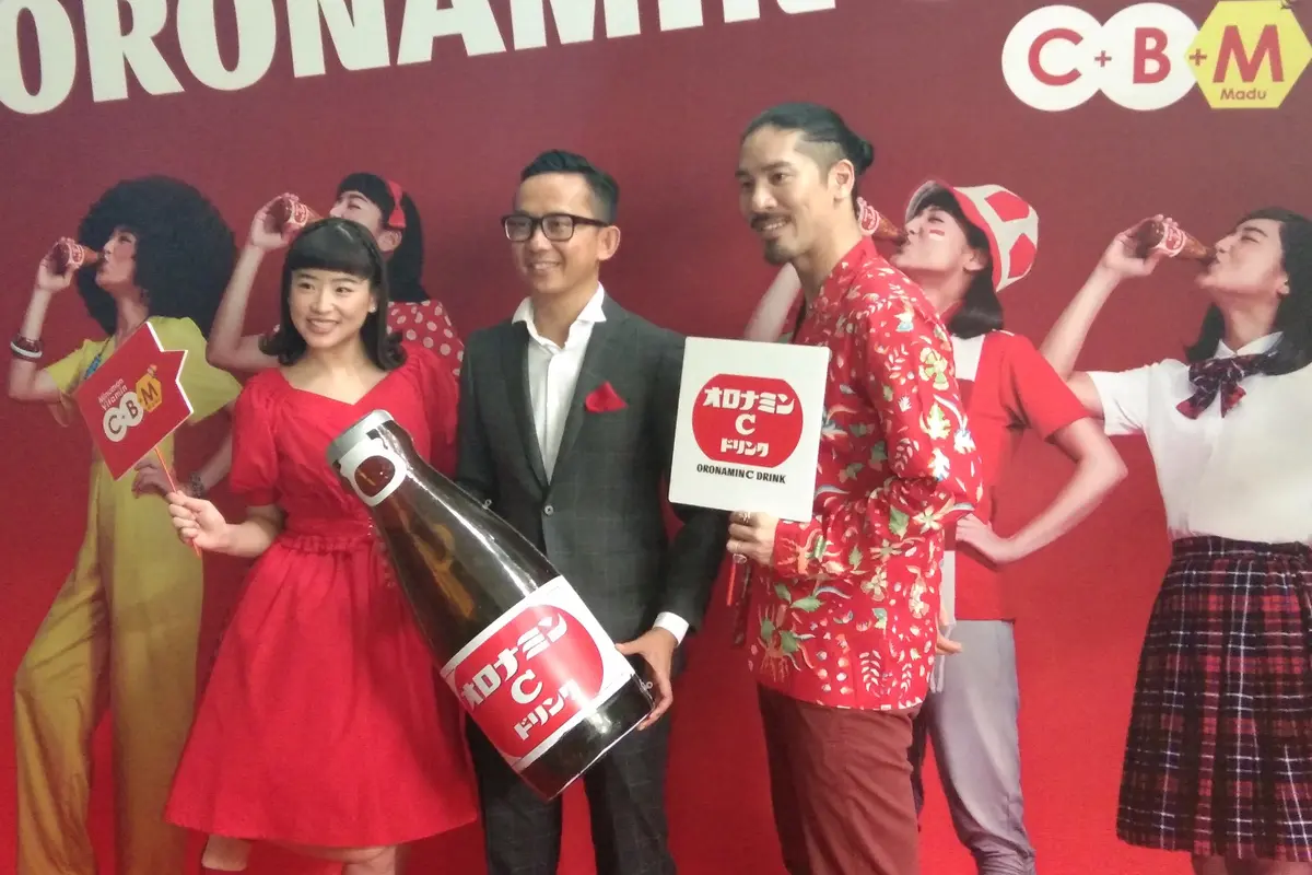 Hiroaki Kato (kanan) bersama Haruka Nakagawa dan Corporate Communication Director PT Amerta Indah Otsuka, Ricky Suhendar di Jakarta, Jumat (6/7) (Liputan6.com/Giovani Dio Prasasti)