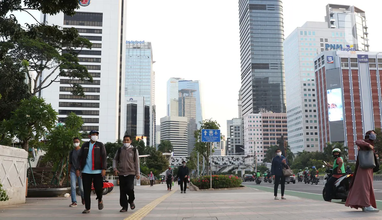 Pejalan kaki melintasi pedestrian Jalan Jenderal Sudirman, Jakarta, Rabu (23//9/2020). Menteri Keuangan Sri Mulyani Indrawati memastikan ekonomi nasional resesi pada kuartal III-2020, perekonomian Indonesia akan mengalami kontraksi hingga minus 2,9 persen. (Liputan6.com/Helmi Fithriansyah)