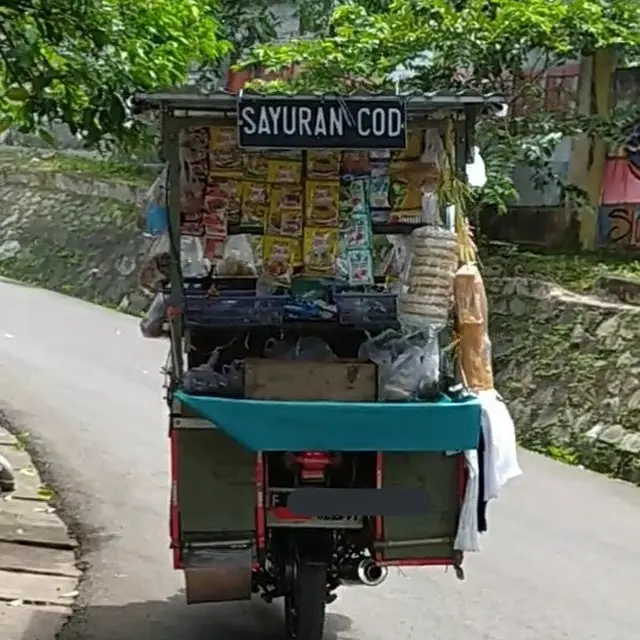 6 Potret Penjual Sayur Nyeleneh Ini Bikin Tepuk Jidat, Pembeli Jadi Mendekat