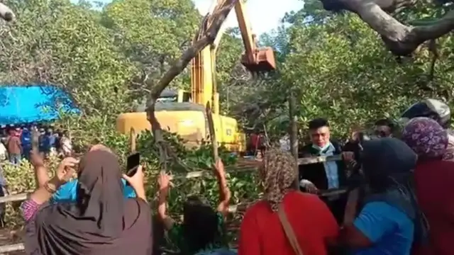 Demonstrasi emak-emak warga wawonii di lahan tambang, menolak pertambangan, berujung memenangkan gugatan di MA.(Liputan6.com/Ahmad Akbar Fua)