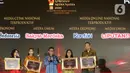 Pemimpin Redaksi Liputan6.com, Titis Widyatmoko (kanan) saat menerima penghargaan dari Otoritas Jasa Keuangan (OJK) untuk Kategori Media Online Terproduktif SubKategori Media Umum pada acara OJK Apresiasi Media Massa, Jakarta, Selasa (2/12/2025). (Liputan6.com/Helmi Fithriansyah)
