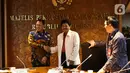 Ketua MPR Bambang Soesatyo (kiri) bersalaman dengan Kepala BPIP Yudian Wahyudi saat menggelar pertemuan di Ruang Ketua MPR, Kompleks Parlemen, Jakarta, Selasa (10/3/2020). Pertemuan tertutup tersebut membahas kerja sama antara MPR dengan BPIP. (Liputan6.com/Johan Tallo)