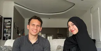 Umi Pipik membagikan kabar putrinya Adiba Khanza akan menikah tahun ini dengan pemain sepak bola Egy Maulana Vikri. Istri mendiang ustaz Jefri Al Buchori, Pipik Dian Irawati atau biasa disapa Umi Pipik mengungkapkan putrinya telah melakukan berbagai persiapan. [Instagram/adiba.knza/_ummi_pipik_]