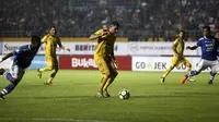 Esteban Vizcarra saat memperkuat Sriwijaya FC pada laga kontra Persib di Stadion GSJ, Palembang, Minggu (1/4/2018). (Bola.com/Riskha Prasetya)