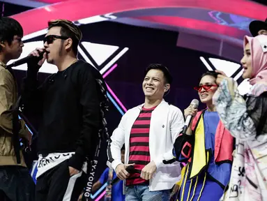 Penampilan Ariel Noah bersama penyanyi bintang lainnya saat menghibur penonton dalam Konser 100 Hari Menuju Asian Games 2018 di Studio 6 Emtek, Jakarta, Kamis (10/5). (Liputan6.com/Faizal Fanani)