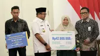 Rano Karno Serahkan Santunan untuk Keluarga Korban Kecelakaan KRL di Bekasi