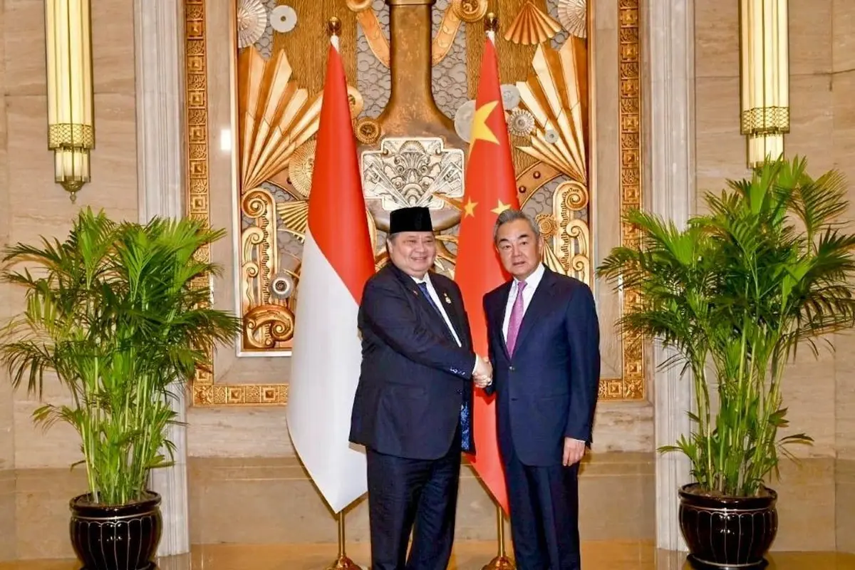 Menteri Koordinator bidang Perekonomian Airlangga Hartarto bertemu dengan Menteri Luar Negeri China Wang Yi di Shanghai, China, Sabtu (18/7/2026). Credit: ekon.go.id