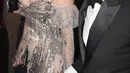 Nicole Kidman bersama musisi Keith Urban berjalan saat menghadiri Golden Globe Awards 2017 di Beverly Hilton, Beverly Hills, California, AS (8/1). (AFP Photo/Valerie Macon)