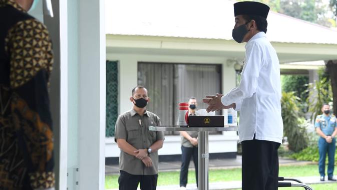 Presiden Jokowi hendak salat Jumat di Masjid Istana Kepresidenan dengan protokol kesehatan. (Dok Setpres)