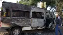 Situasi ini memicu kecaman internasional serta kritik dari internal militer dan pemerintah Israel sendiri. Tampak dalam foto, seorang pria Palestina memeriksa kendaraan yang rusak akibat serangan oleh pemukim Israel di desa Jabaa dekat Bethlehem, di Tepi Barat yang diduduki, pada Selasa 18 November 2025. (AHMAD GHARABLI/AFP)