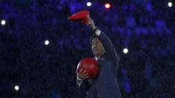 PM Jepang, Shinzo Abe terlihat di atas panggung pada upacara penutupan Olimpiade Rio 2016 di stadion Maracana, Rio de Janeiro, Minggu (21/8). Shinzo Abe sempat menyamar menjadi Mario Bros untuk mempromosikan Olimpiade Tokyo 2020. (Stoyan Nenov/AFP)