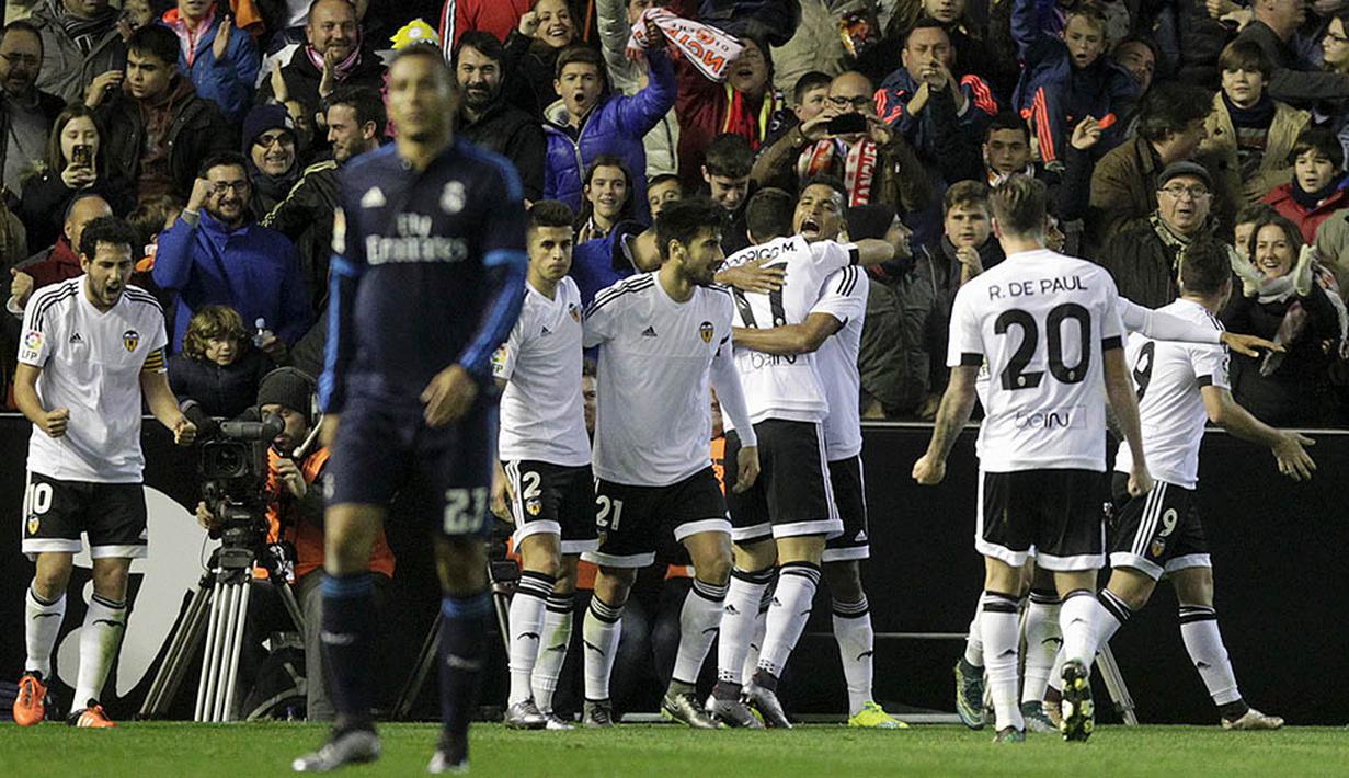 Para pemain Valencia merayakan gol penyeimbang yang dicetak Paco Alcacer ke gawang Real Madrid pada laga La Liga Spanyol. Gol itu tercipta melalui umpan Rodrigo. (Reuters/Heino Kalis)