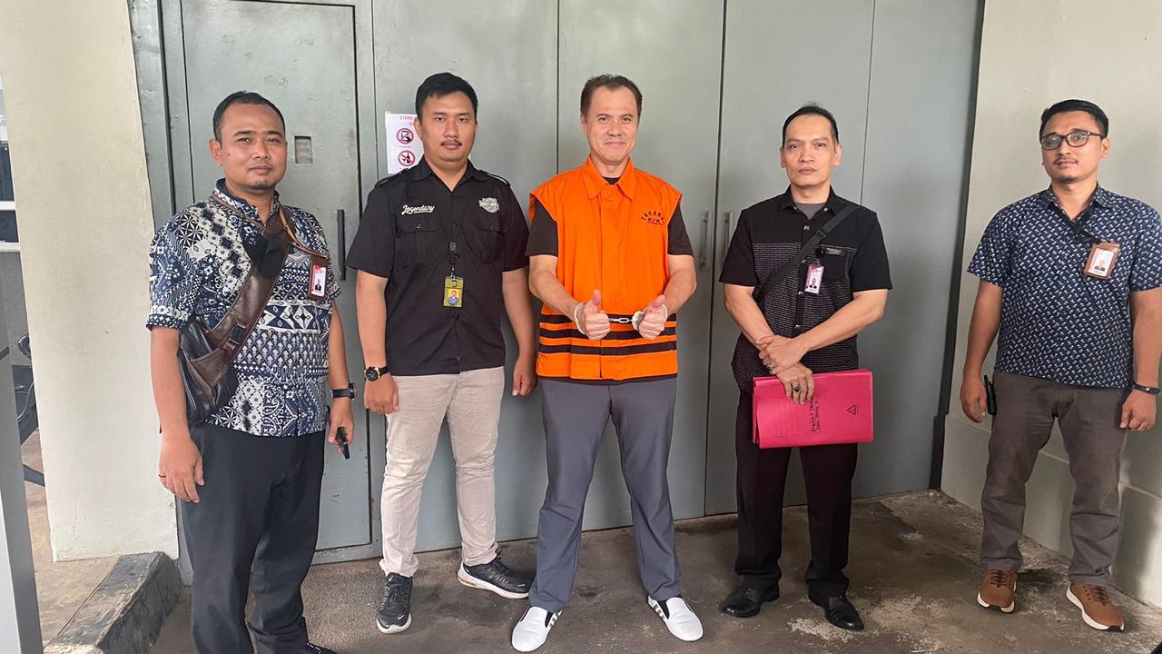 Komisi Pemberantasan Korupsi (KPK) mengeksekusi Direktur PT Diratama Jaya Mandiri John Irfan Kenway alias Irfan Kurnia Saleh ke Lembaga Pemasyarakatan (Lapas) Sukamiskin, Bandung, Jawa Barat. (Istimewa)