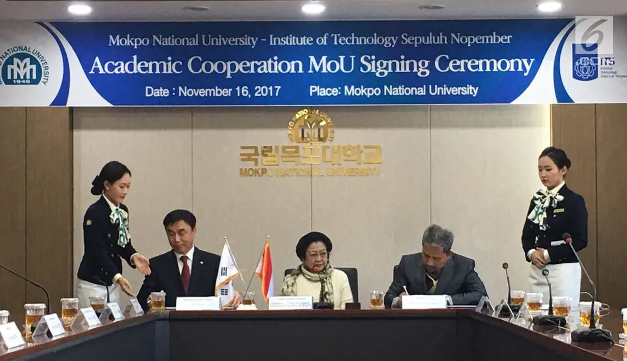 Rektor Institut Negeri Sepuluh November, Joni Hermana disaksikan Presiden ke-5 RI Megawati Soekarnoputri menandatangani MoU dengan President Mokpo National University, Il Cho di Kampus Mokpo, Korea Selatan, Kamis (16/11). (Liputan6.com/ Andri Haryanto)